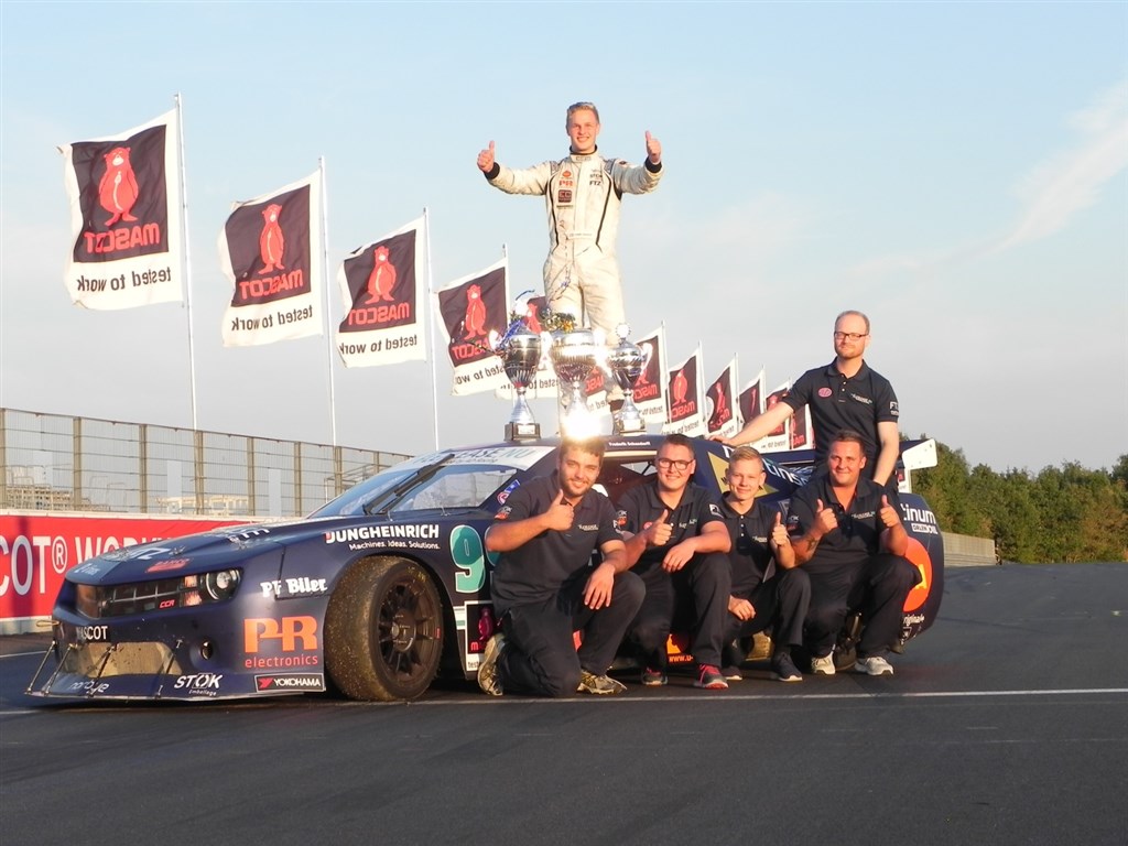 Schandorff står på racer #99 ved målstregen på Jyllandsringen sammen med sølvtøjet fra DTC finalen. Foran sidder hans i særklasse dygtige mekanikerteam: Jesper Sørensen, Philip Steensen, Calle Helbo, Jan ”Huggi” Hansen, samt stående Schandorff’s eminente race-engineer Andreas Boysen. Vi vil rigtig gerne se mere til dette team af vindere i næste sæson